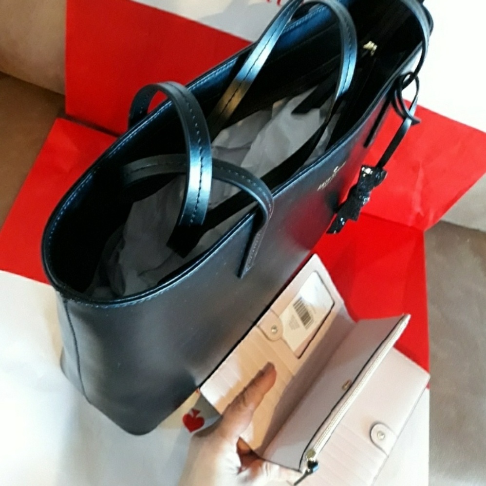 Kate Spade shoppers tote w/ wallet set - Picture 3 of 7